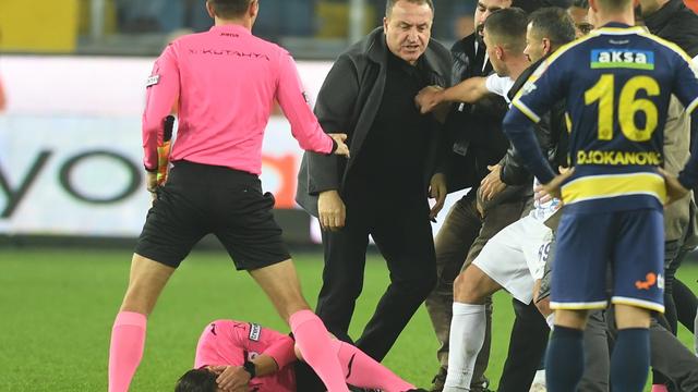 Agression d'un arbitre de football à Ankara, en Turquie,  lors d'un match entre Ankaragücü et Rizespor. [EPA/Keystone - Abdurrahman Antayali]