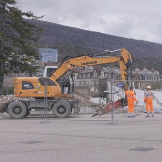 Le chantier des Jeunes-Rives à Neuchâtel partiellement arrêté à cause de l'amiante [RTS - Couleurs Locales]