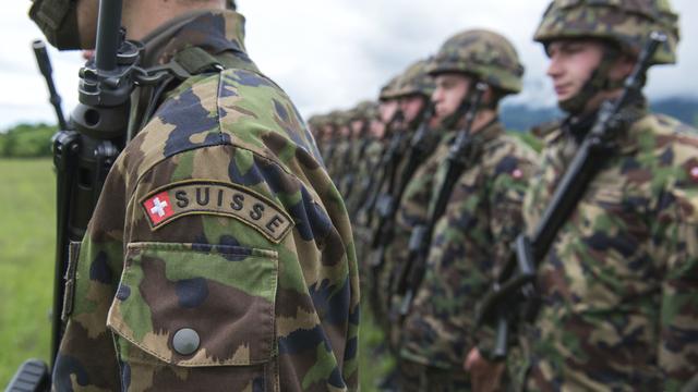 Des recrues de l'infanterie lors d'un exercice le 17 mai 2013 à Colombier, dans le canton de Neuchâtel. [KEYSTONE - CHRISTIAN BEUTLER]