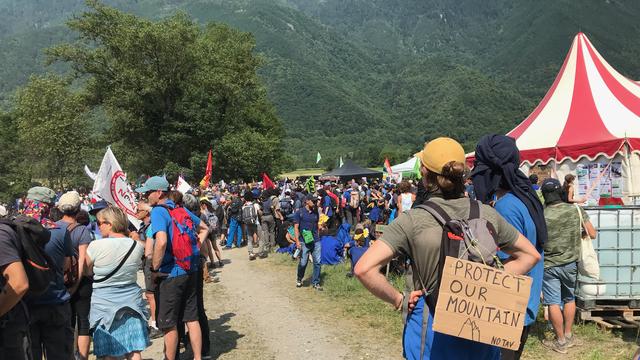 Des manifestants rassemblés pour manifester contre le chantier de ligne ferroviaire grande vitesse Lyon-Turin. [RTS - Coppelia Piccolo]