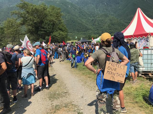 Des manifestants rassemblés pour manifester contre le chantier de ligne ferroviaire grande vitesse Lyon-Turin. [RTS - Coppelia Piccolo]