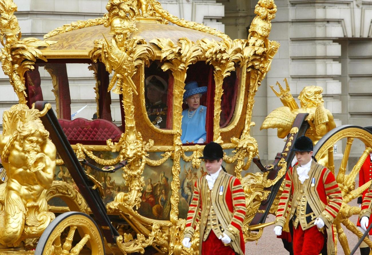 Le prince Philip et la reine Elizabeth II dans le Gold State Coach, en 2002, lors du Jubilé d'or de la reine. [KEYSTONE - ADRIAN DENNIS]