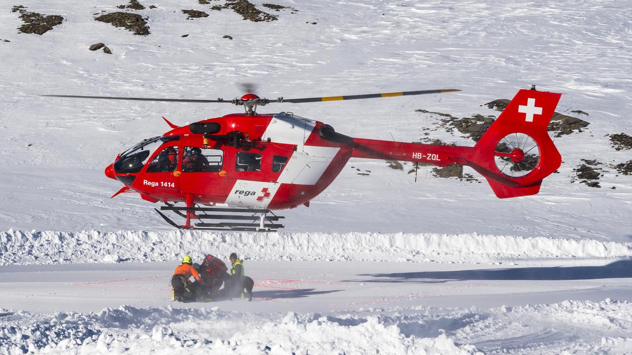Un hélicoptère de la Rega au Glacier 3000 aux Diablerets (image d'illustration). [Keystone - Jean-Christophe Bott]