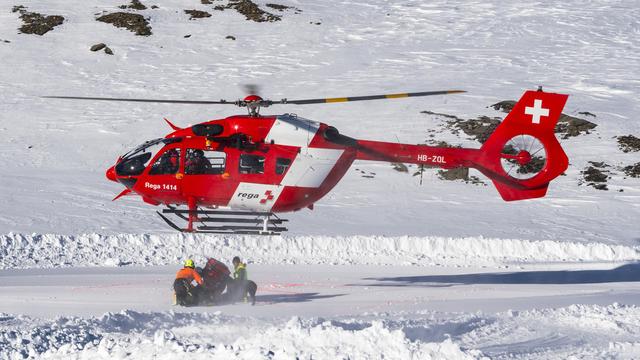 Un hélicoptère de la Rega au Glacier 3000 aux Diablerets (image d'illustration). [Keystone - Jean-Christophe Bott]
