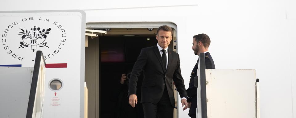 Le président français Emmanuel Macron arrive à l'aéroport Ben Gurion, près de Tel Aviv, en Israël. [Keystone - Christophe Ena / EPA]