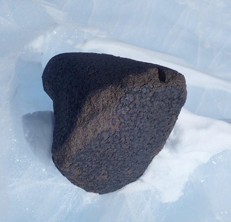 Une vue rapprochée de la météorite de 7,6 kilos: la croûte plus foncée est la preuve que ce rocher vient de l'espace. Il a été brûlé par son entrée dans l'atmosphère terrestre. [ETH Zürich - Maria Schönbächler]