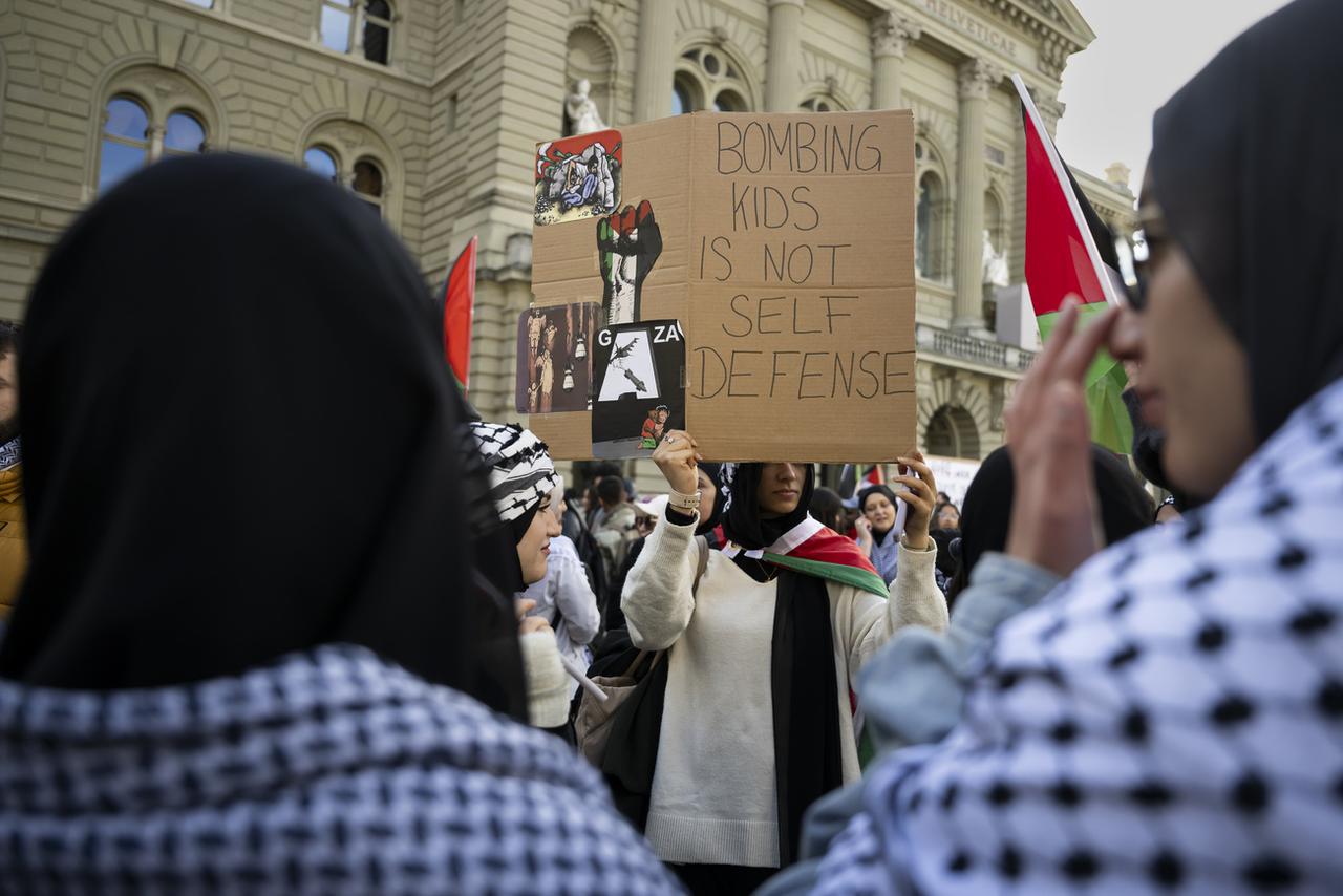 Une image de la manifestation de soutien aux Palestiniens à Berne, le 28 octobre 2023. [Keystone - Anthony Anex]