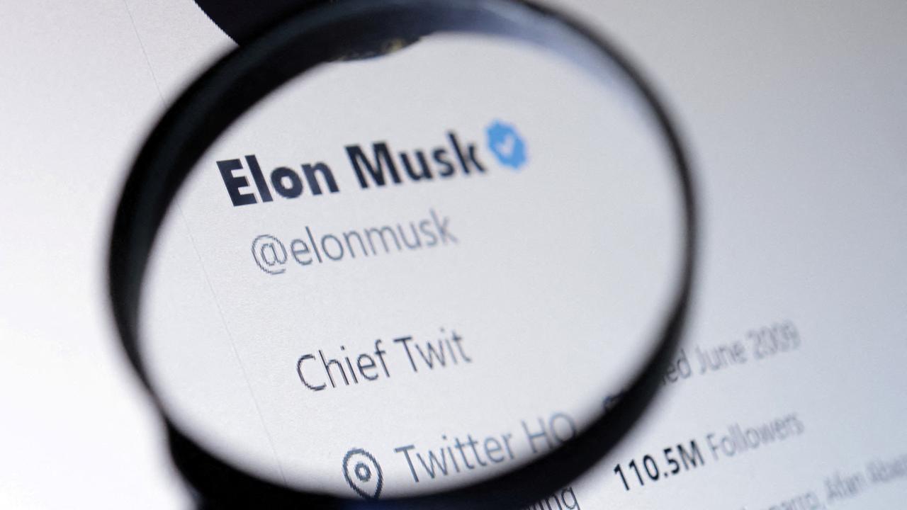 Une photo du mois d'octobre montre le compte twitter d'Elon Musk avec sa pastille bleue de certification. [reuters - Dado Ruvic]