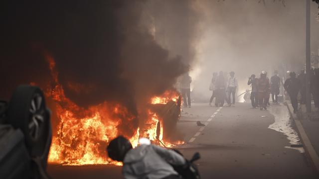 Les heurts s'amplifient en région parisienne. [Keystone - EPA/Yoan Valat]