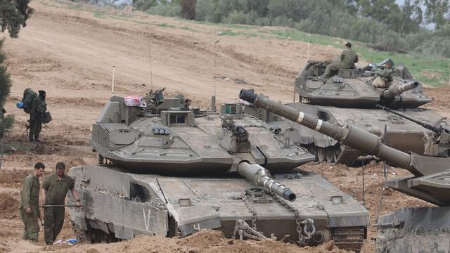 Des soldats israéliens préparent leurs tanks près de la bande de Gaza, le 21 décembre 2023. [EPA/Keystone - Abir Sultan]