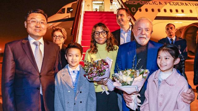 Lula et son épouse ont été accueillis dans la nuit à l'aéroport de Shangaï. [Brazilian Presidency/AFP - Ricardo Stuckert]