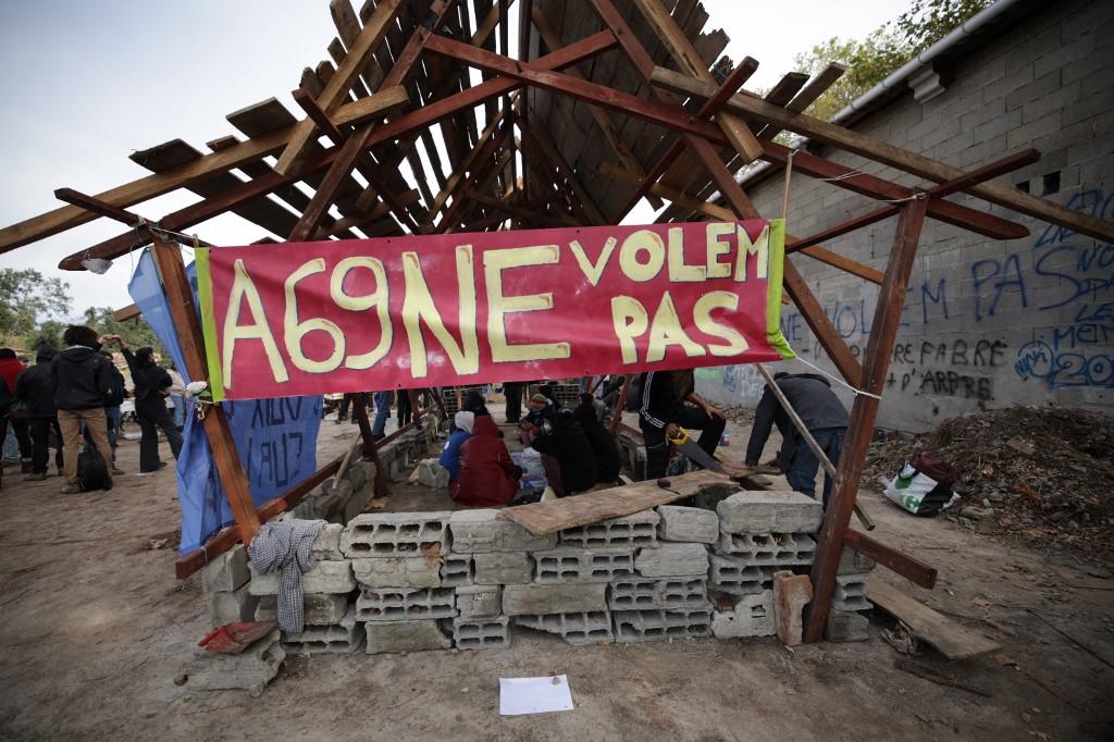 Les opposants à l'A69 ont commencé à se barricader avec des parpaings, pierres, vieux pneus, troncs d'arbre. [Keystone - Valentine Chapuis]