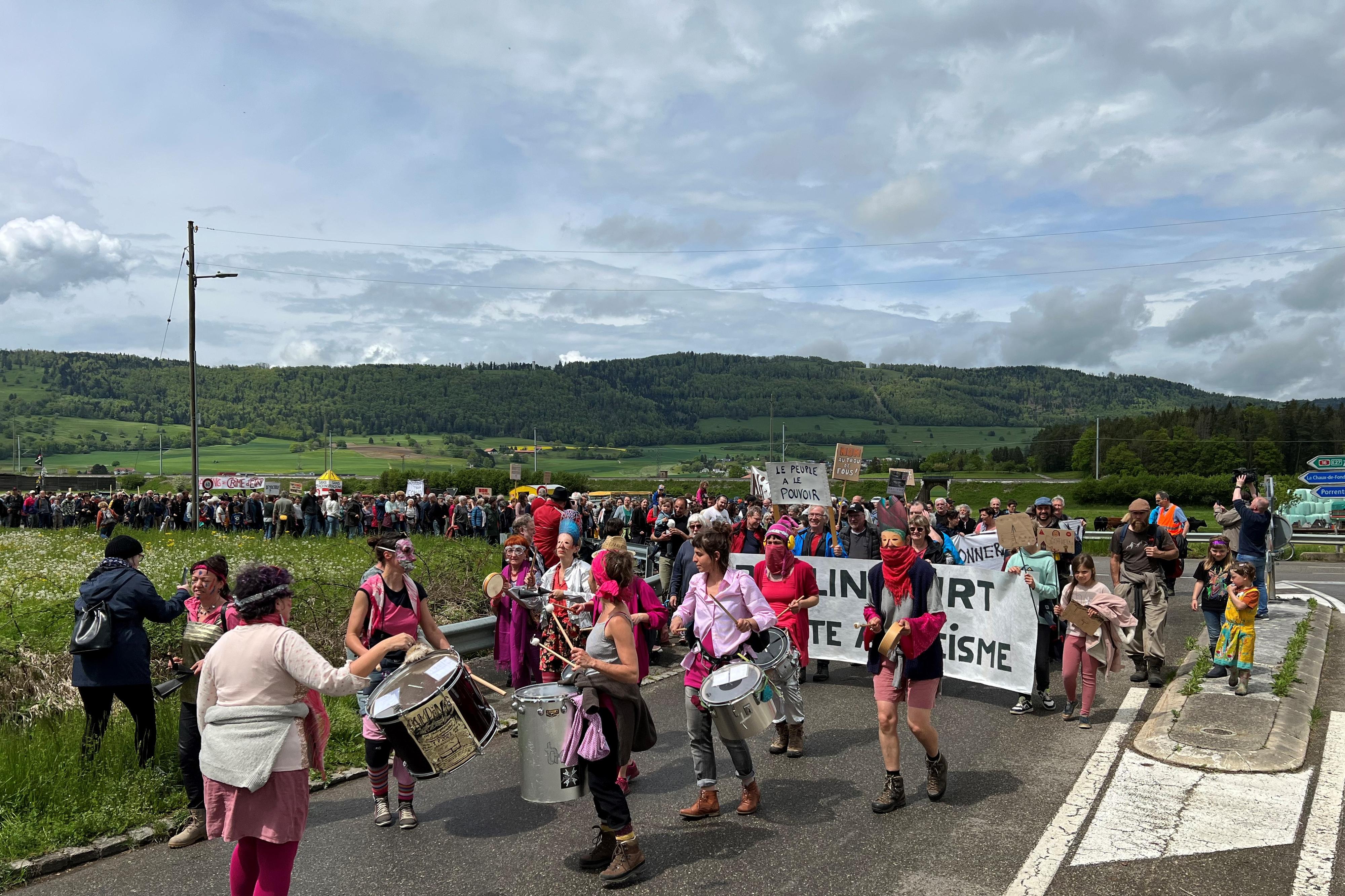 Plus d'un millier de personnes ont manifesté contre le projet de géothermie profonde dans le Jura. [RTS - Gaël Klein]