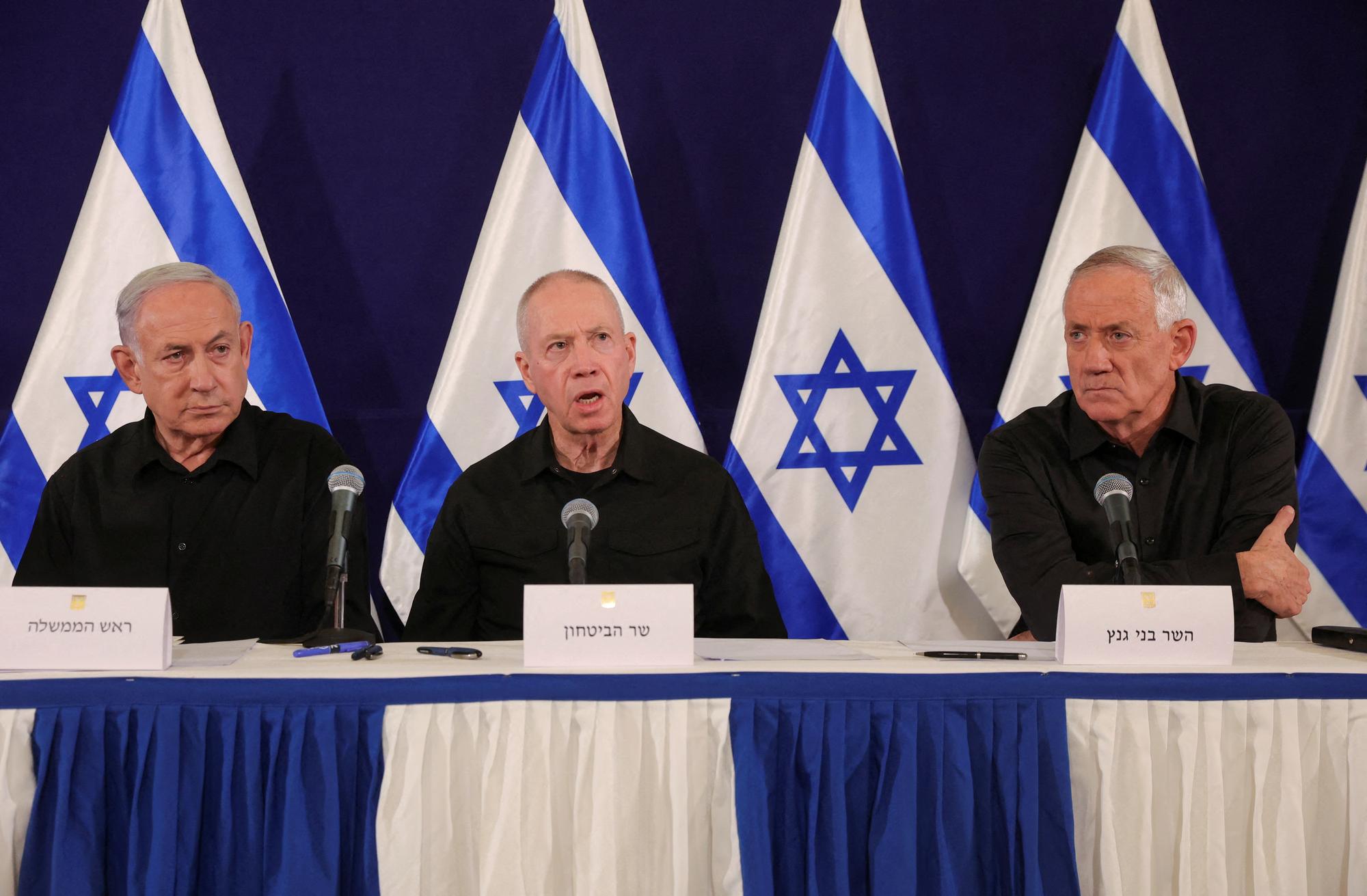 Le Premier ministre israélien Benjamin Netanyahu, avec le ministre de la Défense Yoav Gallant et le ministre Benny Gantz, tiennent une conférence de presse à la base militaire de Kirya à Tel Aviv, Israël, le 28 octobre 2023. [Reuters - Abir Sultan]