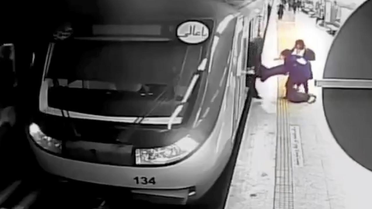 Une adolescente de 16 ans aurait été victime d'une altercation avec les forces de sécurité dans le métro de Téhéran et se trouve depuis dans le coma, selon une ONG de défense des droits humains. [Keystone - Iranian state television - AP Photo]