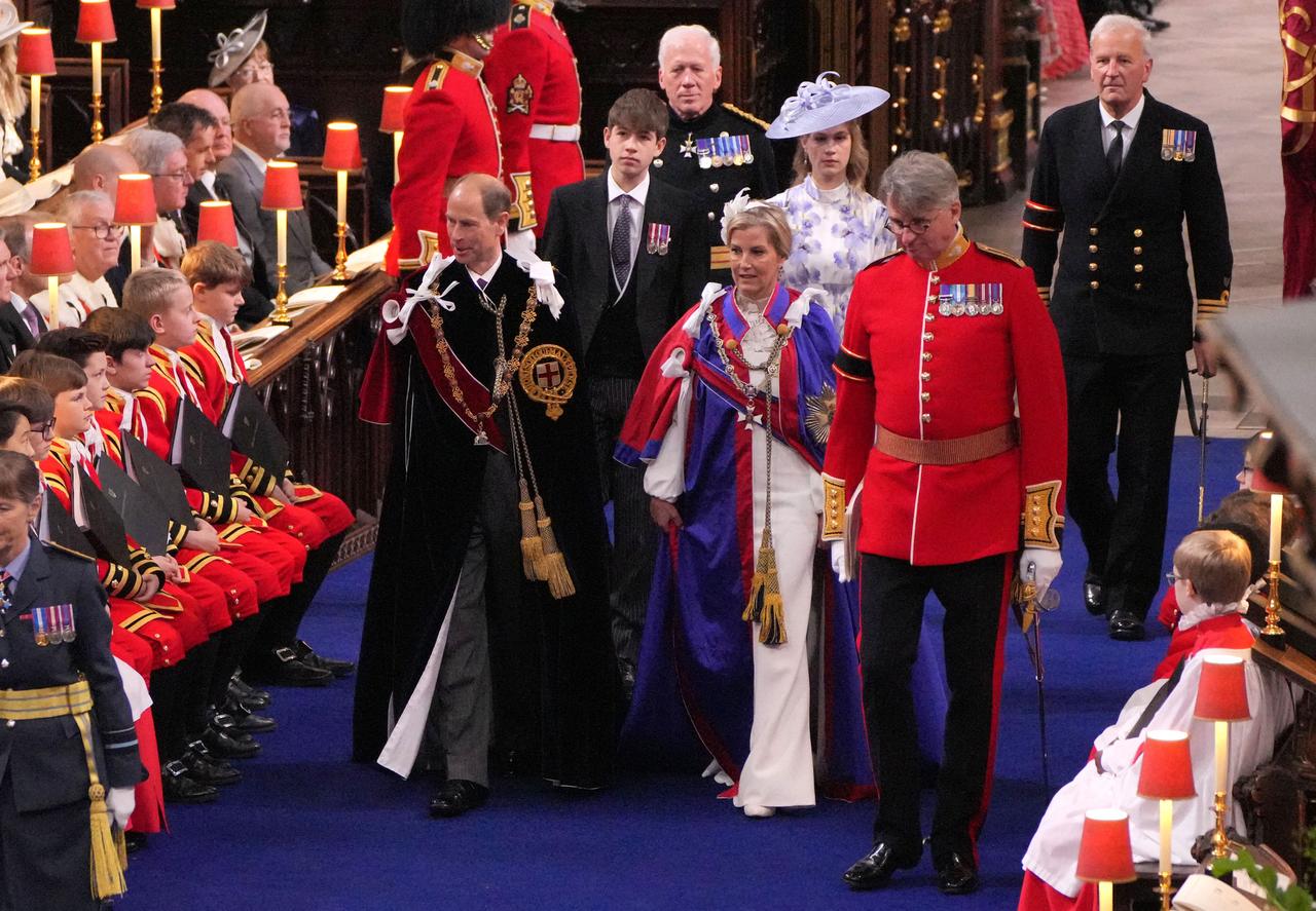 Le prince Edward, duc d'Edimbourg et frère du roi Charles III, et, son épouse, la duchesse d'Edimbourg suivis de leurs enfants Louise et James. [AFP - AARON CHOWN]