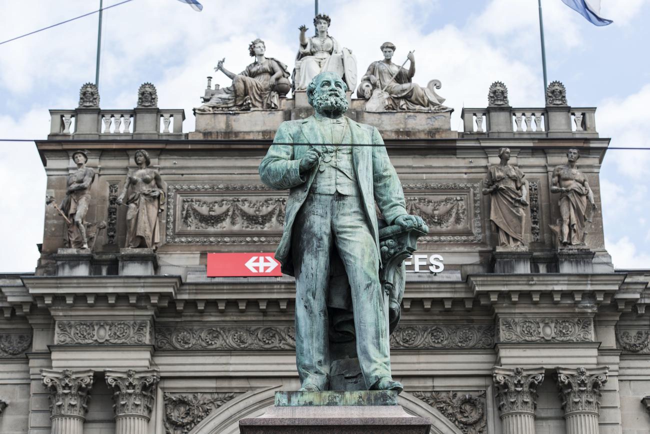 La statut d'Alfred Escher devant la gare de Zurich. [KEYSTONE - Christian Beutler]