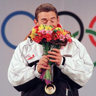 Le 13 février 1998, Gian Simmen est médaillé d'or en snowboard à Nagano au Japon. [Keystone/AP Photo - Paul Sakuma]