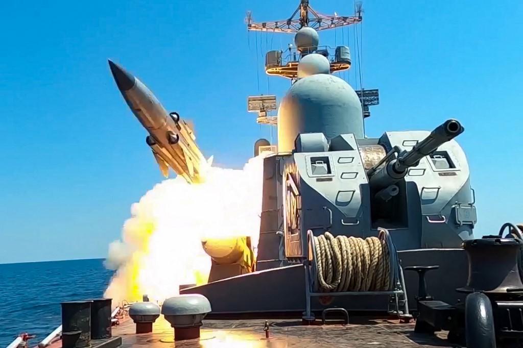 Image tirée d'une vidéo diffusée le 21 juillet 2023 par le ministère russe de la Défense montrant un navire de guerre russe tirant un missile de croisière lors d'exercices en mer Noire. [afp - Ministère russe de la Défense]