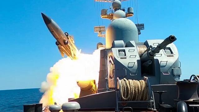 Image tirée d'une vidéo diffusée le 21 juillet 2023 par le ministère russe de la Défense montrant un navire de guerre russe tirant un missile de croisière lors d'exercices en mer Noire. [afp - Ministère russe de la Défense]