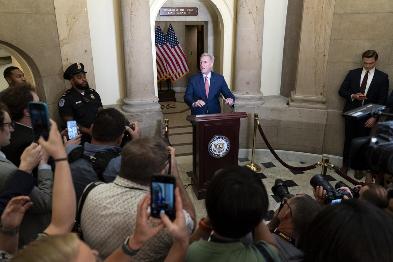 Kevin McCarthy demande l'ouverture d'une enquête en destitution de Joe Biden. [Keystone - Jacquelyn Martin]