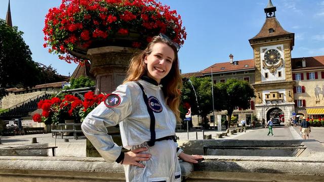 Chloé Carrière, alias Galactic Chloé, devant une fontaine de la ville de Morat, lors de l'émission "On se jette à l'eau" du 17 juillet 2023. [RTS - Anouk Wehrli]