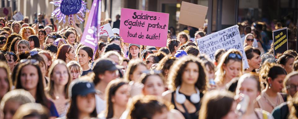 Des femmes manifestent lors de la Grève féministe, le 14 juin 2022. [Keystone - Valentin Flauraud]