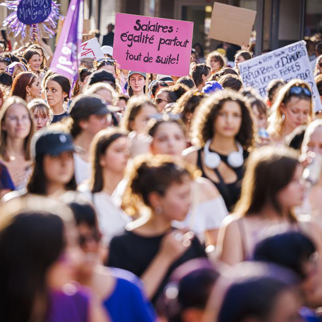 Des femmes manifestent lors de la Grève féministe, le 14 juin 2022. [Keystone - Valentin Flauraud]