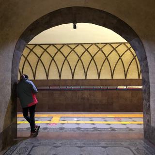 Un personne attend le métro à Almaty, au Kazakhstan. [RTS - Isabelle Cornaz]