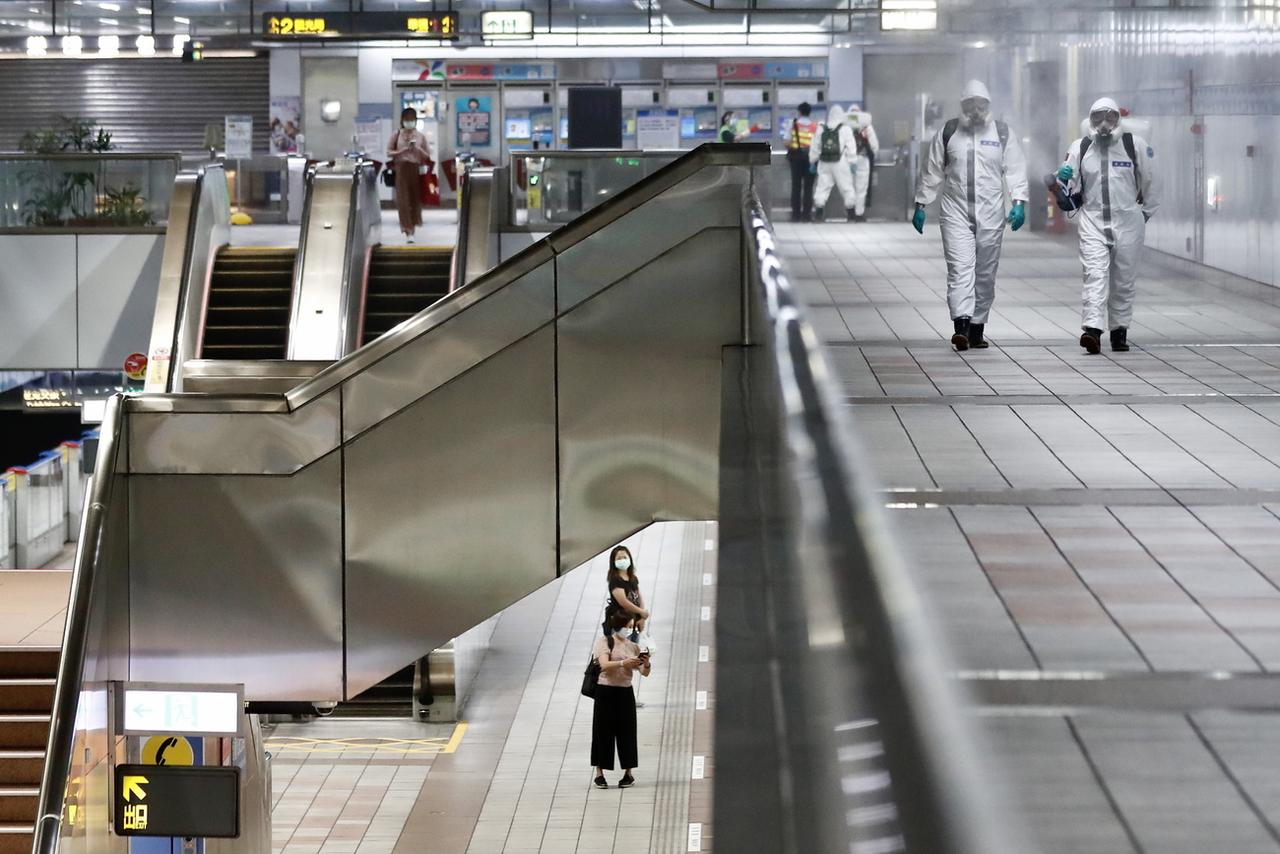 Opération désinfection contre le Covid-19 dans une gare de Taipei, à Taïwan, le 25 mai 2021. [Keystone - EPA/Ritchie B.Tongo]