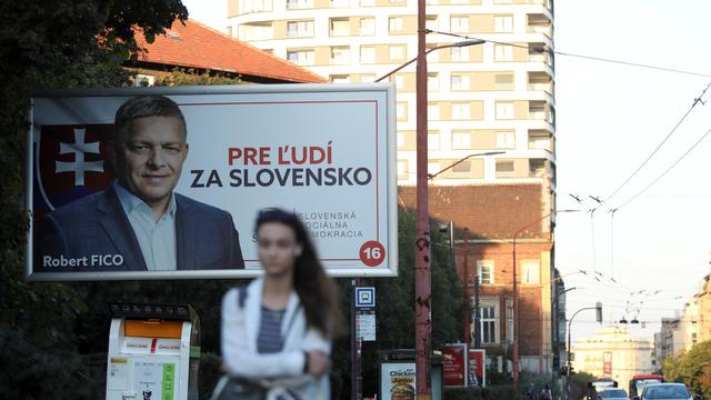 La victoire se jouera entre le parti de gauche Smer-SD de l'ancien Premier ministre populiste Robert Fico et le parti centriste la Slovaquie progressiste de Michal Simecka. [Reuters - Eva Korinkova]