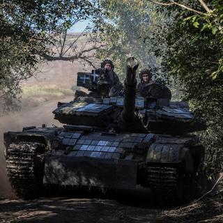 FILE PHOTO: Ukrainian servicemen ride a tank, amid Russia's attack on Ukraine, in Donetsk region, Ukraine September 28, 2023. REUTERS/Oleksandr Ratushniak/File Photo [reuters - Oleksandr Ratushniak]