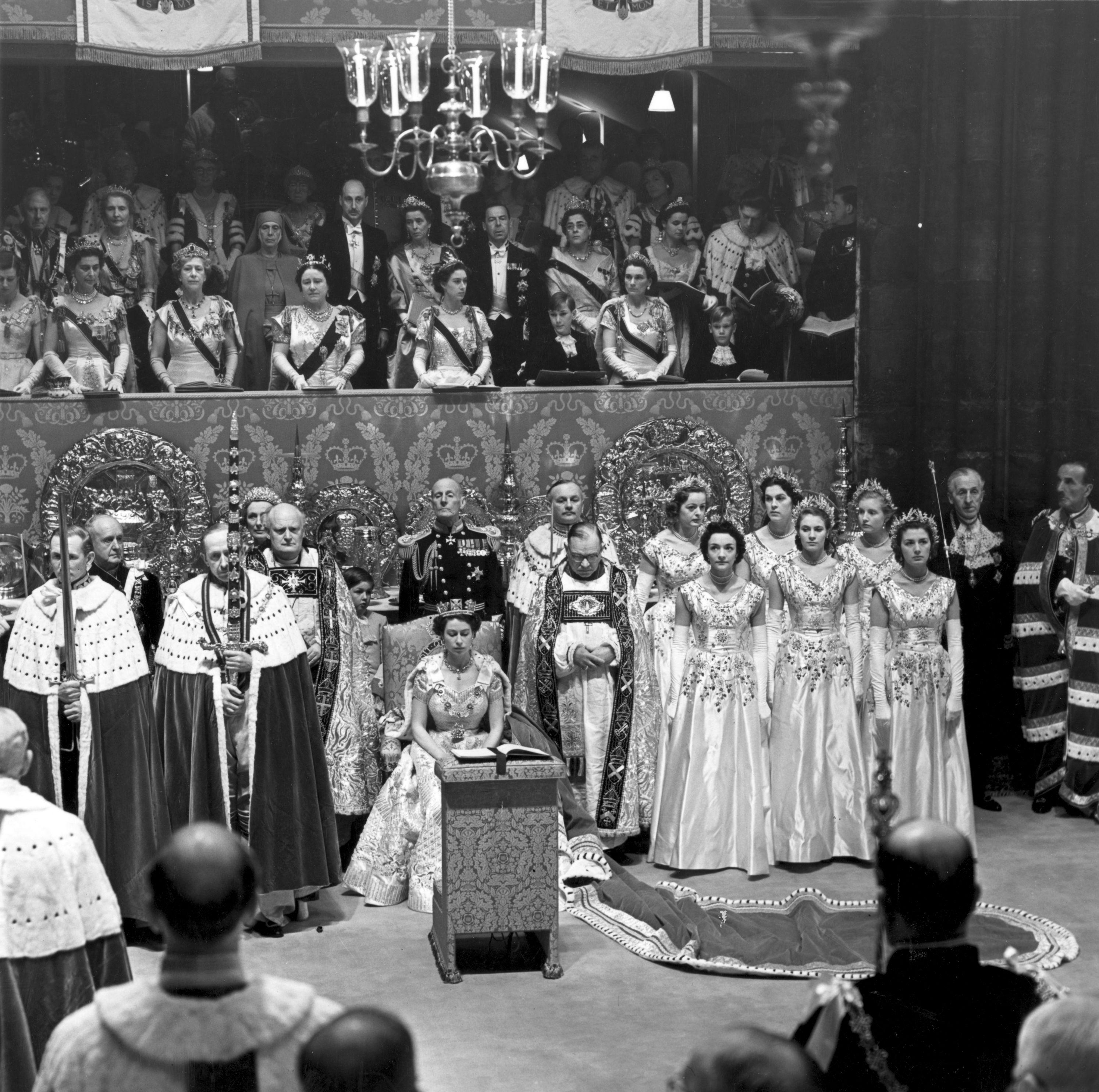 Une image du couronnement de la reine Elizabeth II (Lady Jane est au premier rang tout à droite). [Getty Images - Fox Photos]