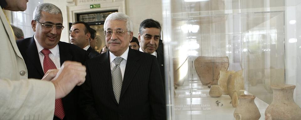 Le président de l'Autorité palestinienne Mahmud Abbas visite l'exposition "Gaza au carrefour des civilisations" par le Musée d'art et d'histoire à Genève, le 26 avril 2007. [KEYSTONE - MARTIAL TREZZINI]