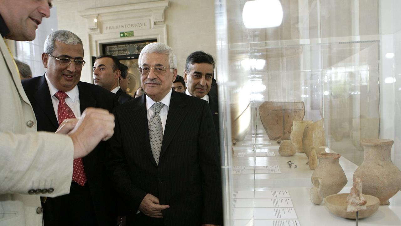 Le président de l'Autorité palestinienne Mahmud Abbas visite l'exposition "Gaza au carrefour des civilisations" par le Musée d'art et d'histoire à Genève, le 26 avril 2007. [KEYSTONE - MARTIAL TREZZINI]