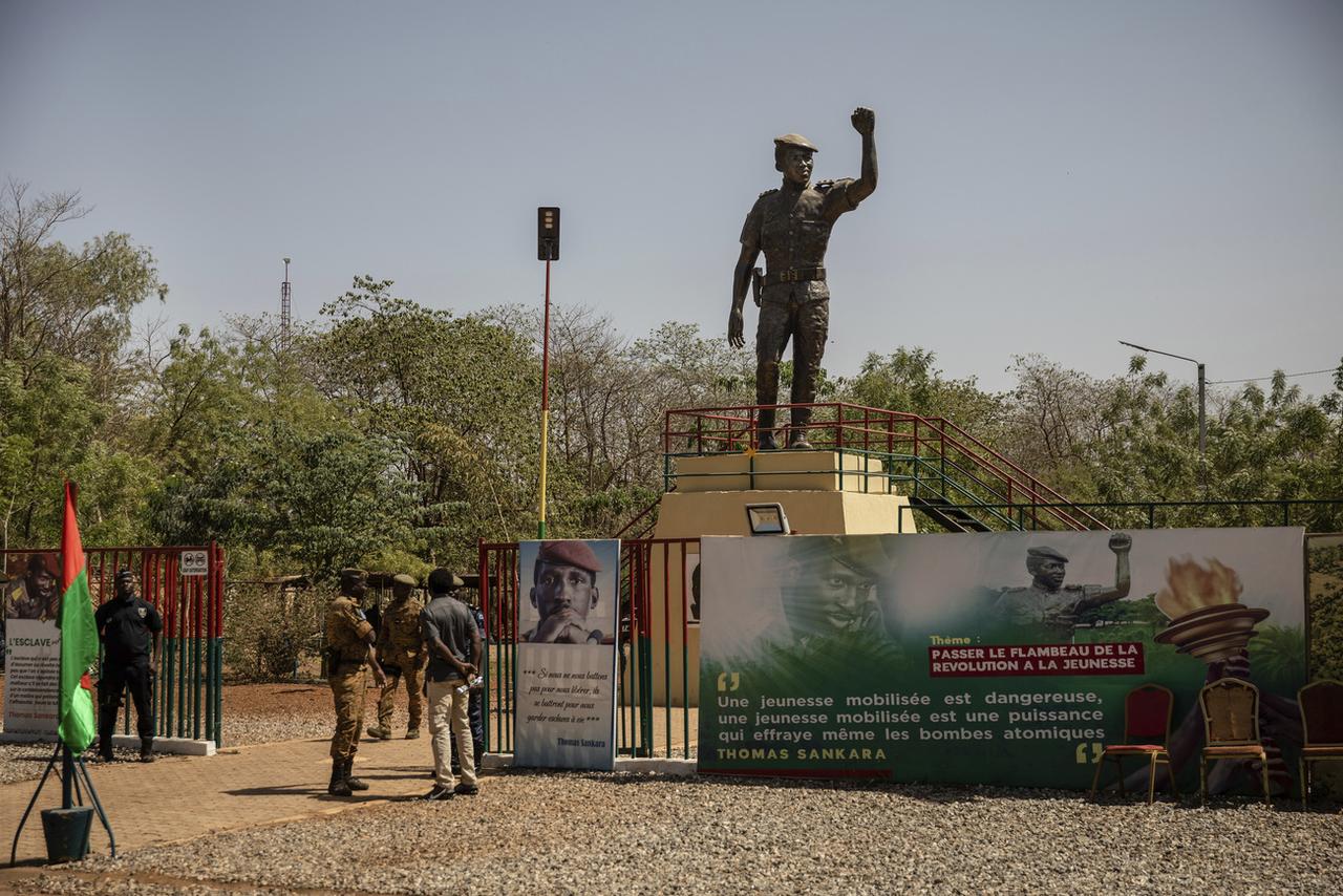 La statue de Thomas Sankara à Ouagadougou, au Burkina Faso. [Keystone - Sophie Garcia/AP Photo]