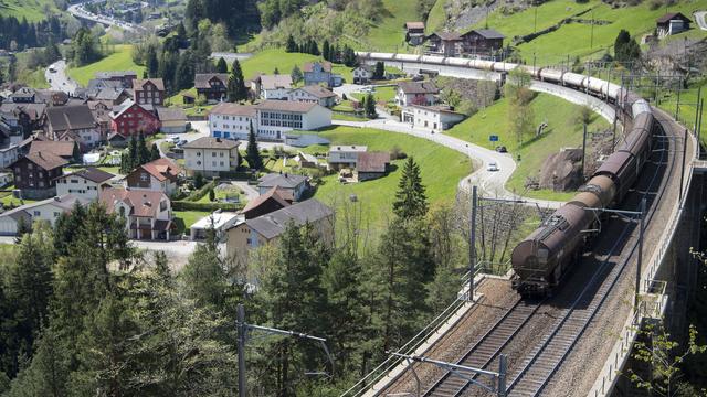 Un train marchandise sur la ligne du Gothard entre Erstfeld et Goeschenen. [Keystone - Urs Flueeler]