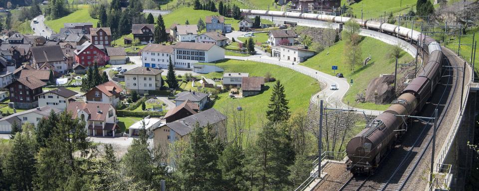 Un train marchandise sur la ligne du Gothard entre Erstfeld et Goeschenen. [Keystone - Urs Flueeler]