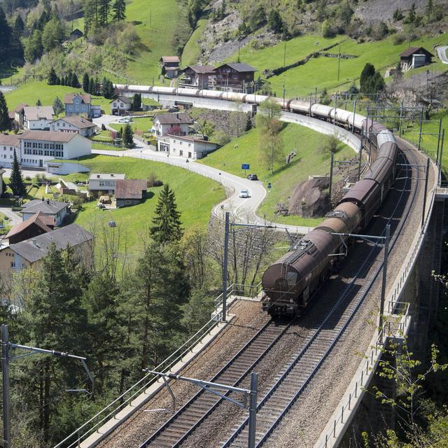 Un train marchandise sur la ligne du Gothard entre Erstfeld et Goeschenen. [Keystone - Urs Flueeler]