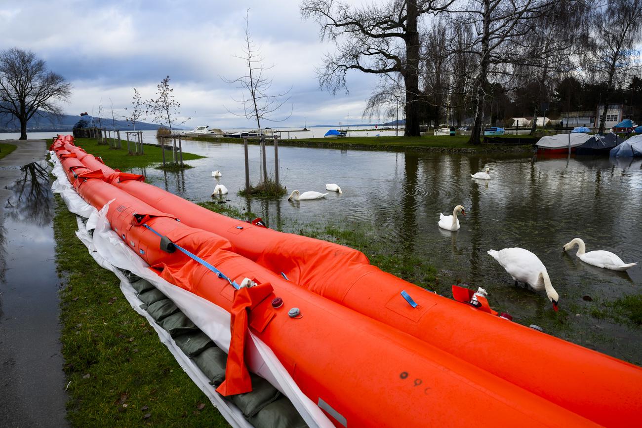 Une digue mobile installée à l'embouchure du canal Oriental à Yverdon-les-Bains, jeudi 14 décembre 2023. [Keystone - Jean-Christophe Bott]
