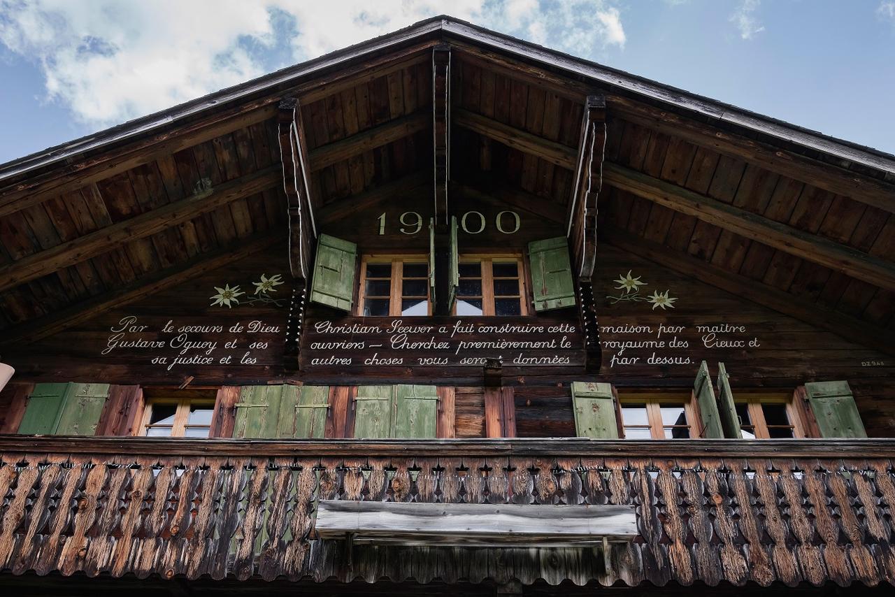 Chalet typique avec une inscription, Les Ormonts. [L'Oeil d'Anouk - Anouk Ruffieux]