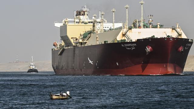 Un bateau traverse le canal de Suez en direction de la mer Rouge, le 22 décembre 2023. [Keystone - EPA/Mohamed Hossam]