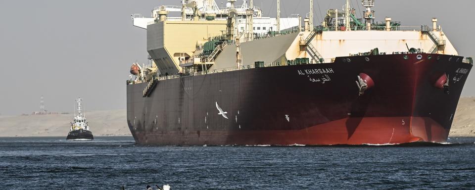 Un bateau traverse le canal de Suez en direction de la mer Rouge, le 22 décembre 2023. [Keystone - EPA/Mohamed Hossam]