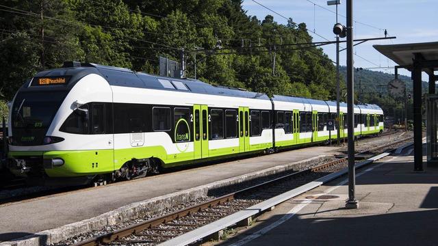 La ligne ferroviaire entre La Chaud-de-Fonds et Le Locle ne sera pas rouverte avant le 7 août (image d'illustration). [Keystone]