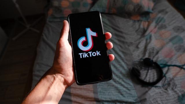 TikTok compte aujourd'hui 440'000 adeptes en Suisse. [AFP - Lilian Cazabet]