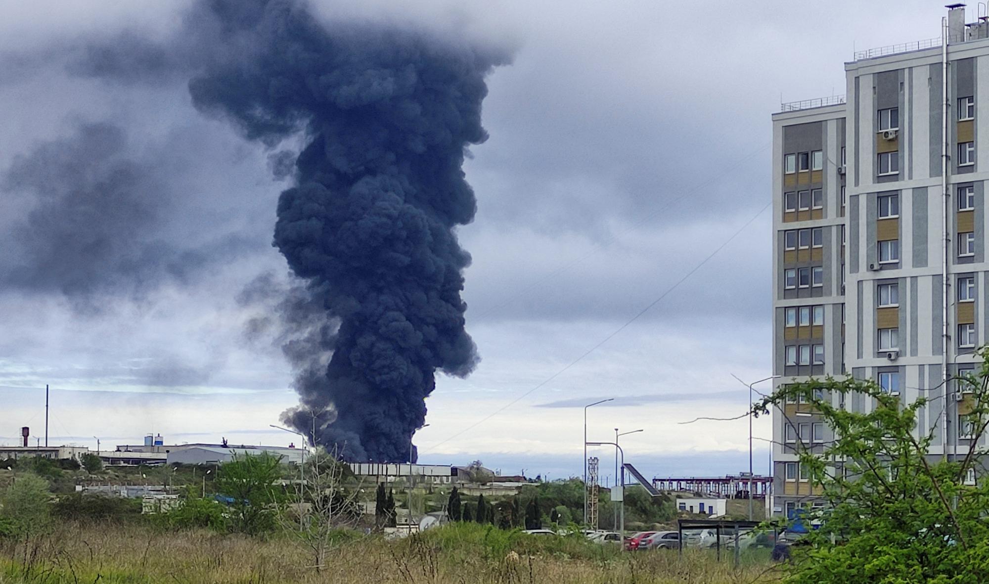 De la fumée s'élève du dépôt de pétrole en feu  à Sébastopol. [Reuters - Stringer]