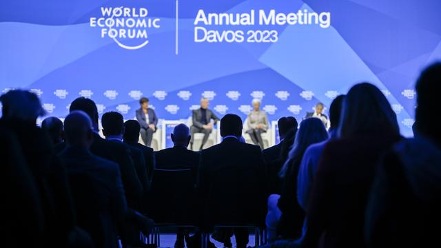 Une table ronde au Forum de Davos. (image d'illustration) [Keystone - Gian Ehrenzeller]