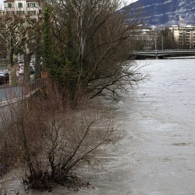 La baignade est déconseillée à Genève à cause du déversement accidentel d'une grande quantité d'eaux usées dans l'Arve à Annemasse (image d'illustration). [Keystone - Salvatore Di Nolfi]