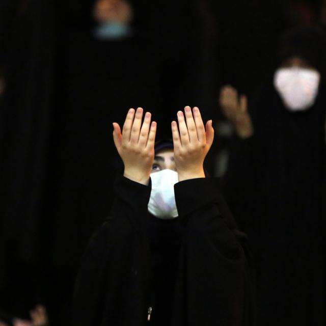 Une jeune fille iranienne prie lors d'une cérémonie religieuse à Téhéran, Iran, le 3 mai 2021. [EPA/ Keystone - Abedin Taherkenareh]