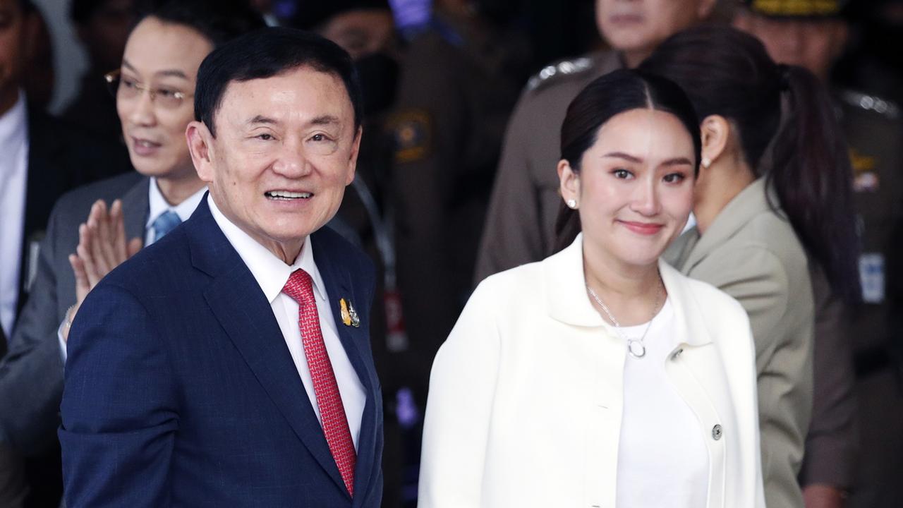 L'ancien Premier ministre thaïlandais Thaksin Shinawatra à son arrivée à l'aéroport de Bangkok. [Keystone/EPA - Rungroj Yongrit]